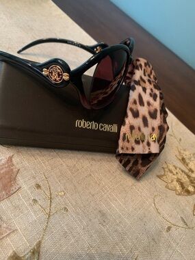 Roberto Cavalli Black Sunglasses with Gold Logo and Brown Lens Tint
Make Offer😃